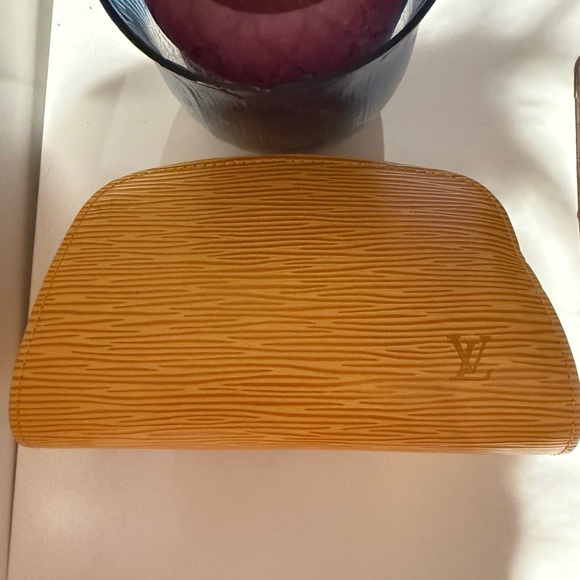 Louis Vuitton Yellow Epi clutch - Picture 1 of 7